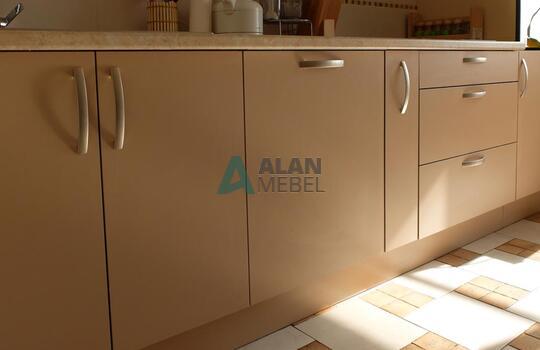 маленькая светлая прямая кухня из пластика с ручками по выгодной цене 