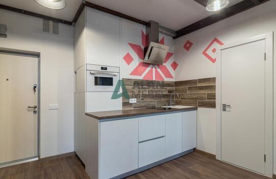 Белая кухня без ручек со встроенной техникой 