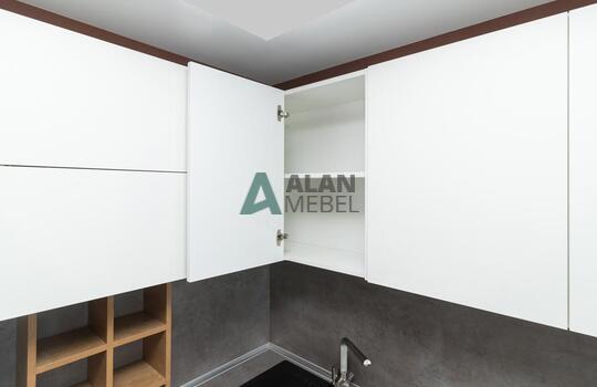 Кухня современная угловая с белым верхом и бежевым низом без ручек по индивидуальному размеру 