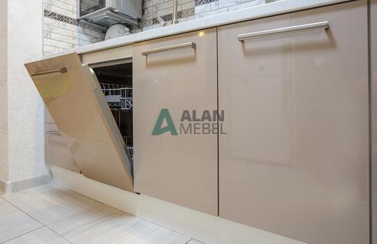 прямая встроенная кухня с глянцевыми фасадами в светлых оттенках 