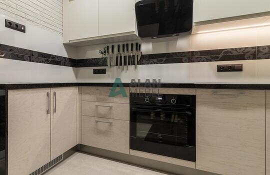 современная п-образная кухня из шпона ясеня бежевого цвета с черной глянцевой столешницей 