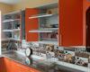 большая Г-образная кухня оранжевого цвета с темной столешницей под заказ по индивидуальным размерам
