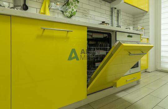 Желтая кухня без ручек со встроенной техникой 
