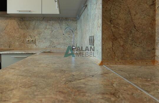 встроенная глянцева Г-образная кухня с белым верхом и серым низом по индивидуальному размеру 