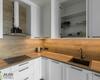 Кухня угловая с фасадами из натурального дерева, под потолок, столешница с еврозапилом 3