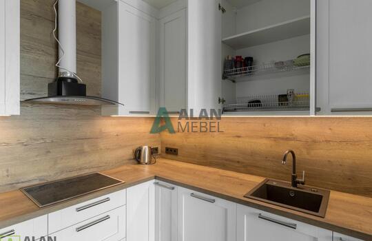 Кухня угловая с фасадами из натурального дерева, под потолок, столешница с еврозапилом 