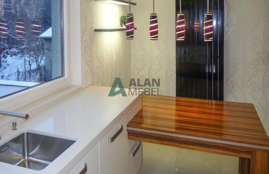 Стильная кухня под окно с глянцевыми фасадами белого цвета на заказ 