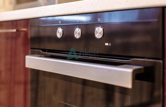 глянцевая акриловая кухня с темным низом и светлым верхом на заказ в квартиру 