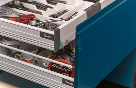 Встроенная кухня под дерево с островом в стиле лофт 