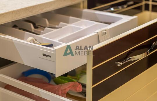 Стильная угловая кухня кухня, фасады МДФ глянцевый со вставками из натурального шпона под лаком 