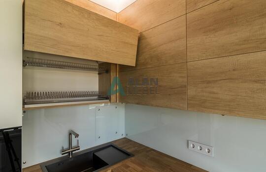 Современная угловая кухня до потолка 