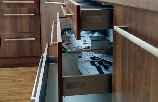 большая угловая кухня матовая с фасадами из ЛДСП для дома на заказ 