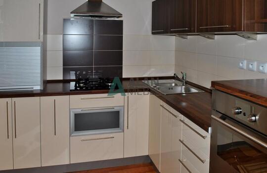 угловая кухня под дерево с темным верхом и светлым низом по индивидуальному размеру 