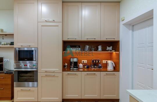 Кухня в частный дом в классическом стиле бежевого цвета с рамочными фасадаи на заказ 