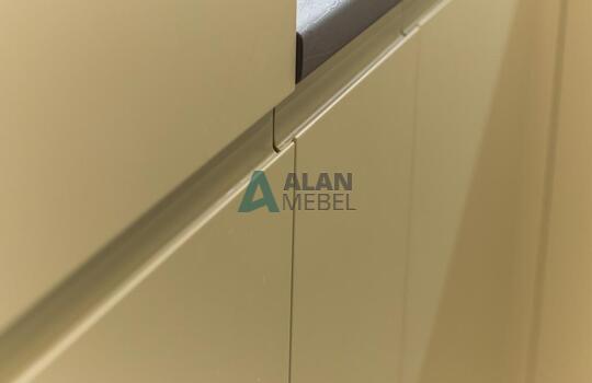 Угловая кухня без ручек со встроенной техникой 