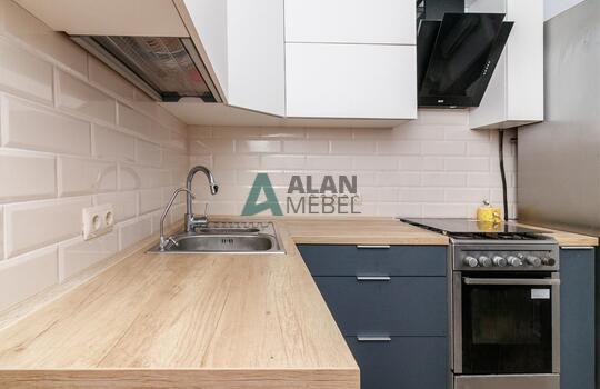 кухня углового типа в минималистичном стиле с белым верхом и серым низом без ручек по индивидуальному размеру 