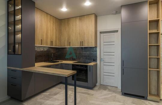 Современная угловая кухня с барной стойкой 