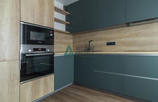 Угловая кухня под дерево с зелеными фасадами из феникса (FENIX) 