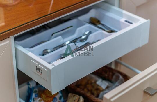 Кухня в частный дом в классическом стиле бежевого цвета с рамочными фасадаи на заказ 