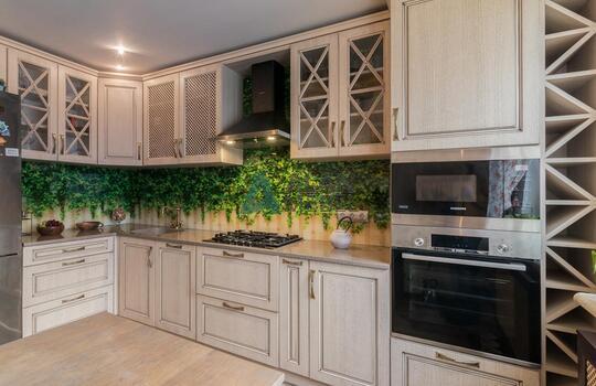 Классическая угловая кухня из дубового шпона 