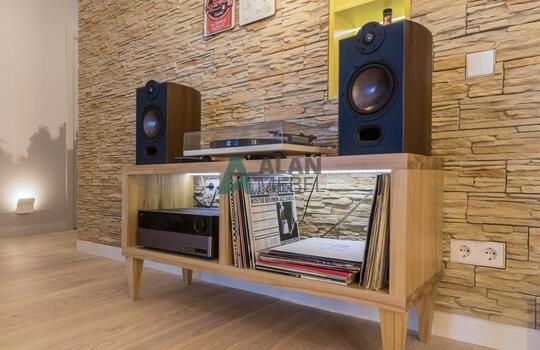 Тумба под аппаратуру из массива