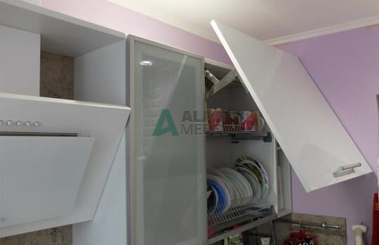 Белая угловая кухня из пластика с ручками на заказ в минске 