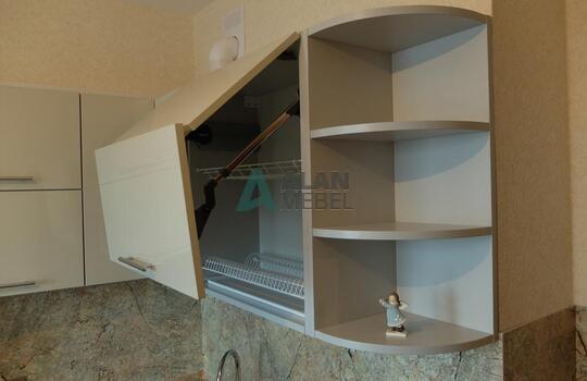 встроенная глянцева Г-образная кухня с белым верхом и серым низом по индивидуальному размеру 