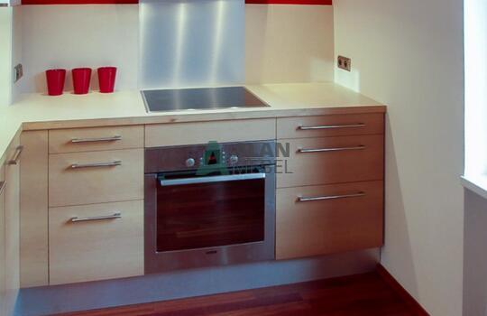 встроенная угловая кухня с фасадами из МДФ со шпоном бежевого цвета на заказ 