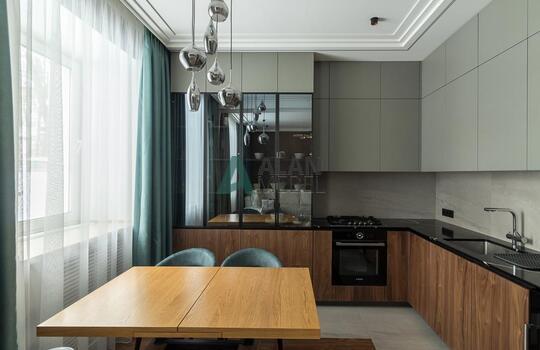 Стильная угловая кухня, фасады МДФ глянцевый со вставками из натурального шпона под лаком 