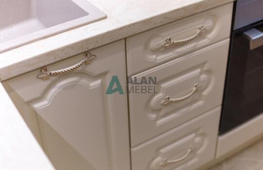 маленькая угловая кухня в классическом стиле в светлых оттенках по индивидуальному размеру 