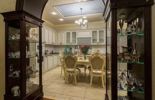 Угловая кухня из массива ясеня с патиной по индивидуальным размерам 