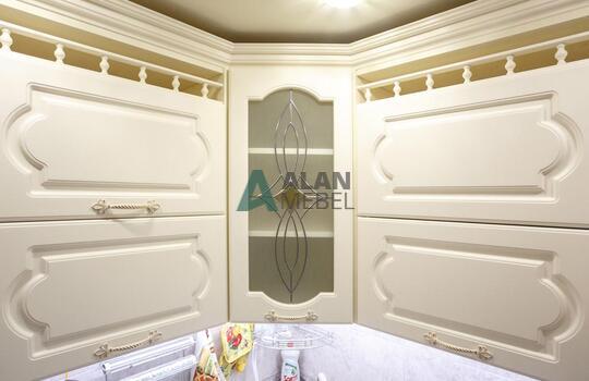 маленькая угловая кухня в классическом стиле в светлых оттенках по индивидуальному размеру 