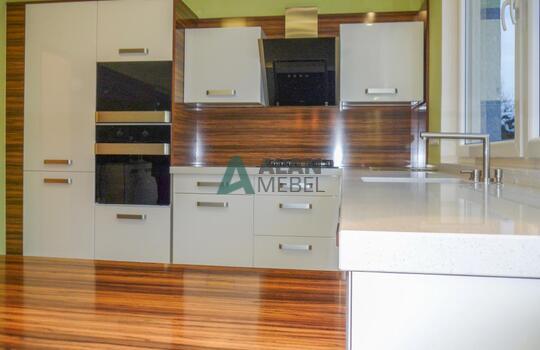 Стильная кухня под окно с глянцевыми фасадами белого цвета на заказ 