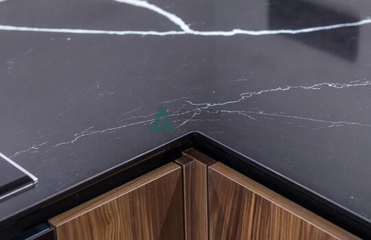 Стильная угловая кухня, фасады МДФ глянцевый со вставками из натурального шпона под лаком 