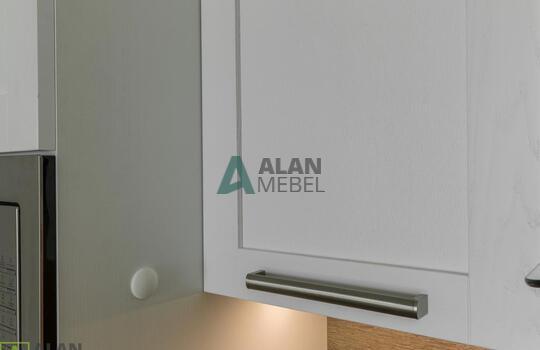 Кухня угловая с фасадами из натурального дерева, под потолок, столешница с еврозапилом 