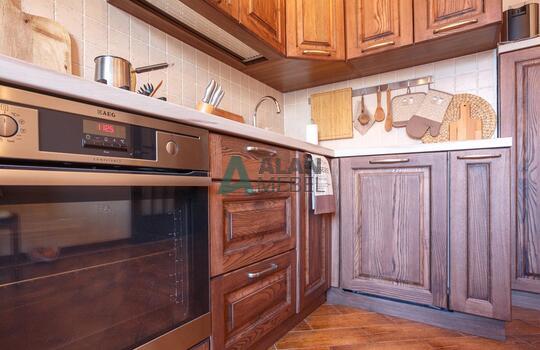 качественная угловая кухня с фасадами из массива ясеня на заказ 