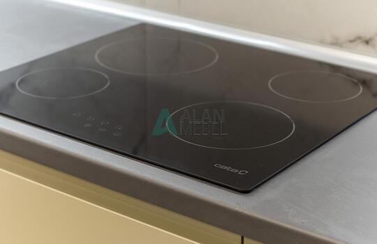 Угловая кухня без ручек со встроенной техникой 