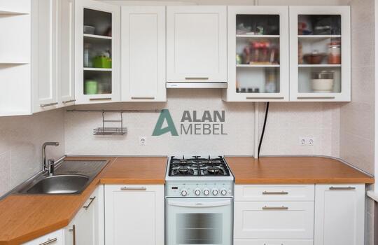 угловая кухня белого цвета с рамочными фасадами и стеклом на заказ 
