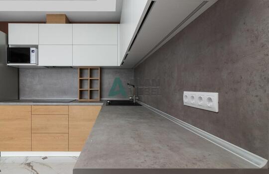 Кухня современная угловая с белым верхом и бежевым низом без ручек по индивидуальному размеру 