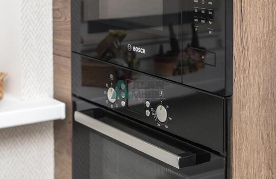 Угловая кухня под дерево без ручек с матовыми фасадами 