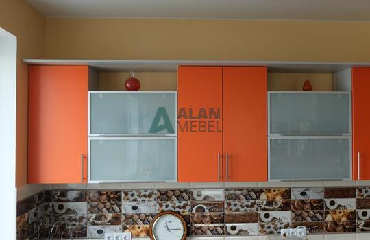 большая Г-образная кухня оранжевого цвета с темной столешницей под заказ по индивидуальным размерам 