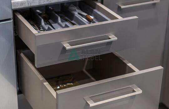 Угловая современная кухня под потолок 