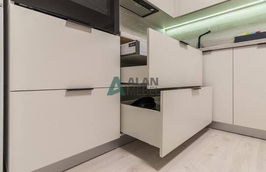 Угловая светлая кухня с фасадами из древесно стружечной плиты EGGER с доставкой в Минске 