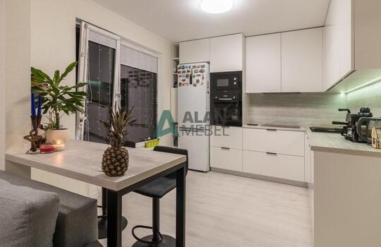 Угловая светлая кухня с фасадами из древесно стружечной плиты EGGER с доставкой в Минске 