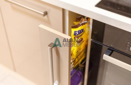 прямая встроенная кухня с глянцевыми фасадами в светлых оттенках 