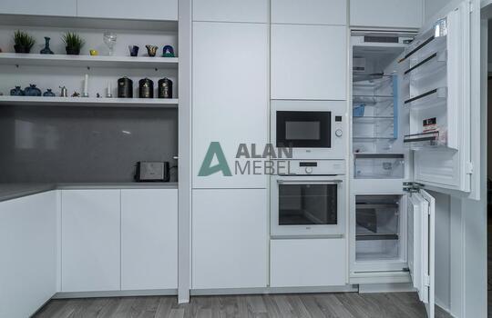 Угловая матовая кухни с акриловыми фасадами Rehau 