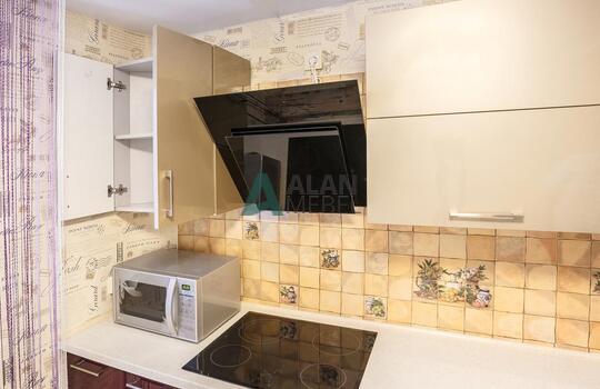 глянцевая акриловая кухня с темным низом и светлым верхом на заказ в квартиру 