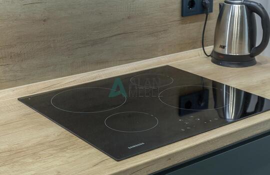 Угловая кухня под дерево с зелеными фасадами из феникса (FENIX) 