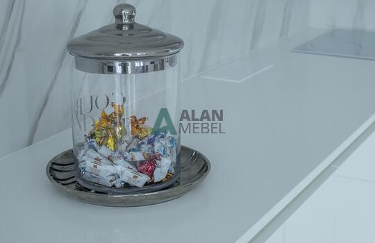 Угловая кухня без ручек из глянцевого акрила Senosan 