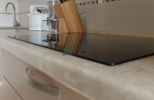 маленькая светлая прямая кухня из пластика с ручками по выгодной цене 